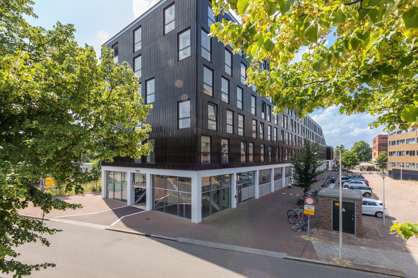 Wooncomplex Keramus met de watertoren van Rotsoord op de achtergrond